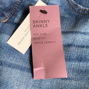 A.n.a ripped jeans with velvet stripes